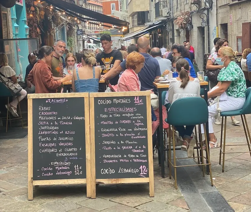 Varias personas en la terraza de un establecimiento hostelero en Santander. / HARDY