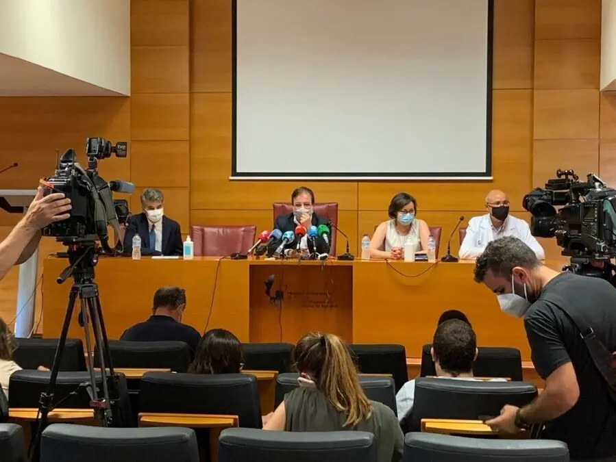 El presidente de la Junta de Extremadura, Guillermo Fern&aacute;ndez Vara, en rueda de prensa