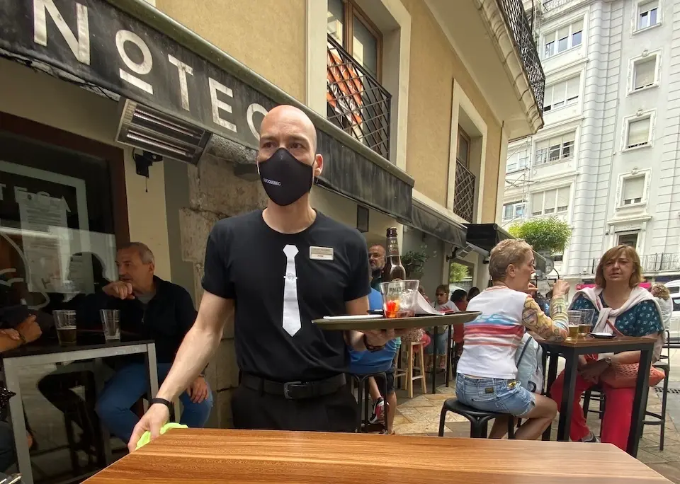 Varias personas en una cafeter&iacute;a del centro de Santander. / Hardy