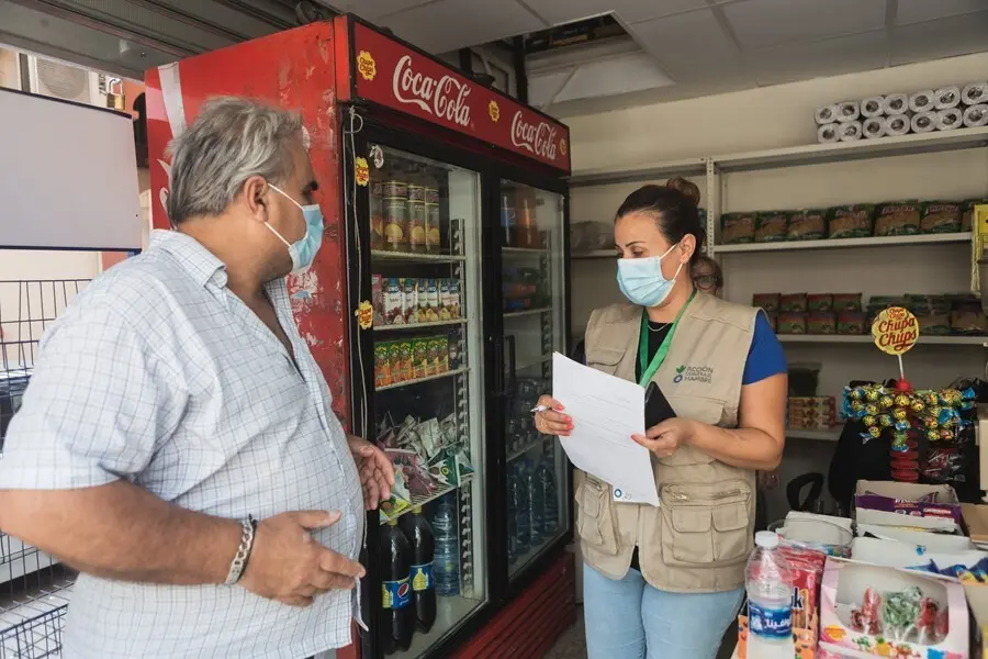 Una trabajadora de Acci&oacute;n contra el Hambre dando apoyo a un comercio peque&ntilde;o en L&iacute;bano.