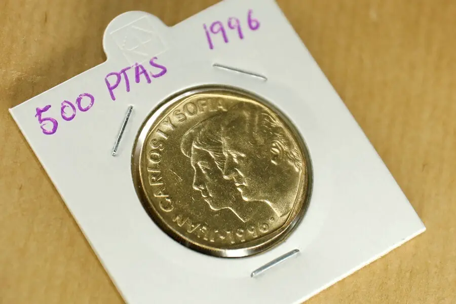 Archivo - Moneda de 500 pesetas del a&ntilde;o 1996 con el rostro de los Reyes em&eacute;ritos Juan Carlos I y Sof&iacute;a 
