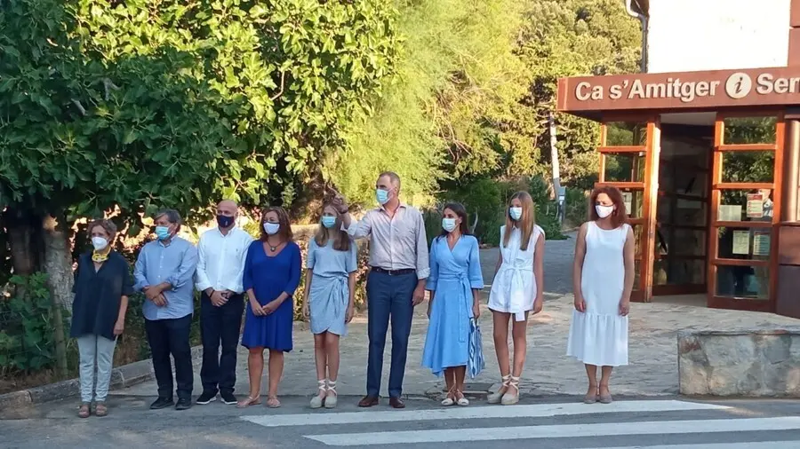 La Familia Real, frente al Centro de Interpretaci&oacute;n de la Serra de Tramuntana.
