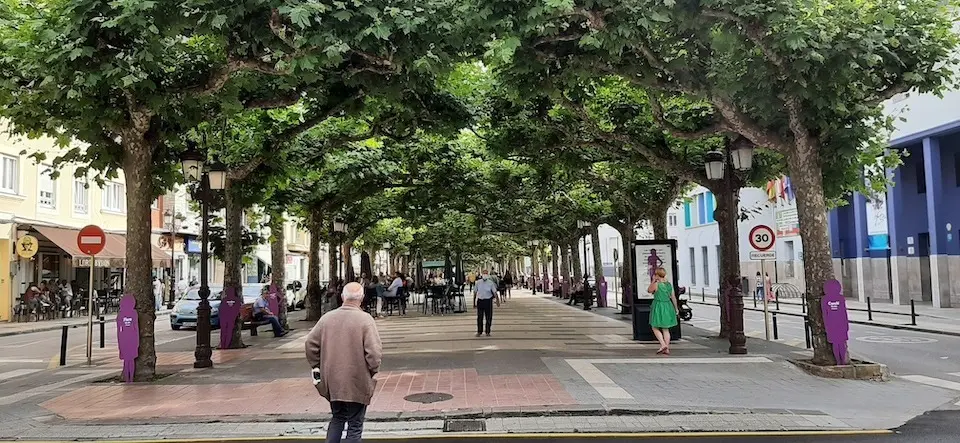 Vista de un establecimientos de hosteler&iacute;a en la Avenida de Espa&ntilde;a en Torrelavega. / S. D&iacute;az