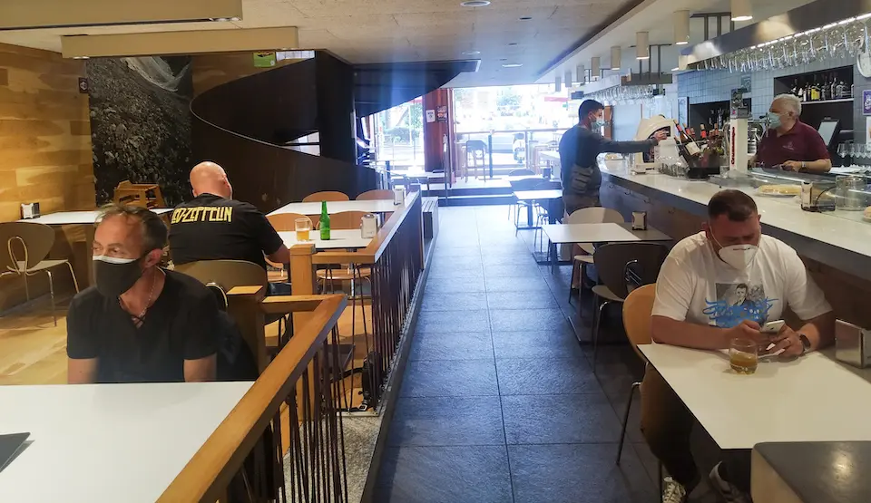 Varias personas en un establecimientos de hosteler&iacute;a de Santander. / Hardy