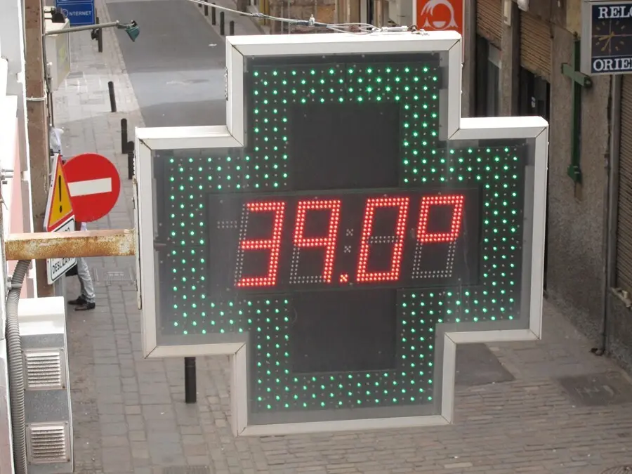 Archivo - Un term&oacute;metro de una farmacia marca 39&ordm;C durante una ola de calor en Santa Cruz de Tenerife