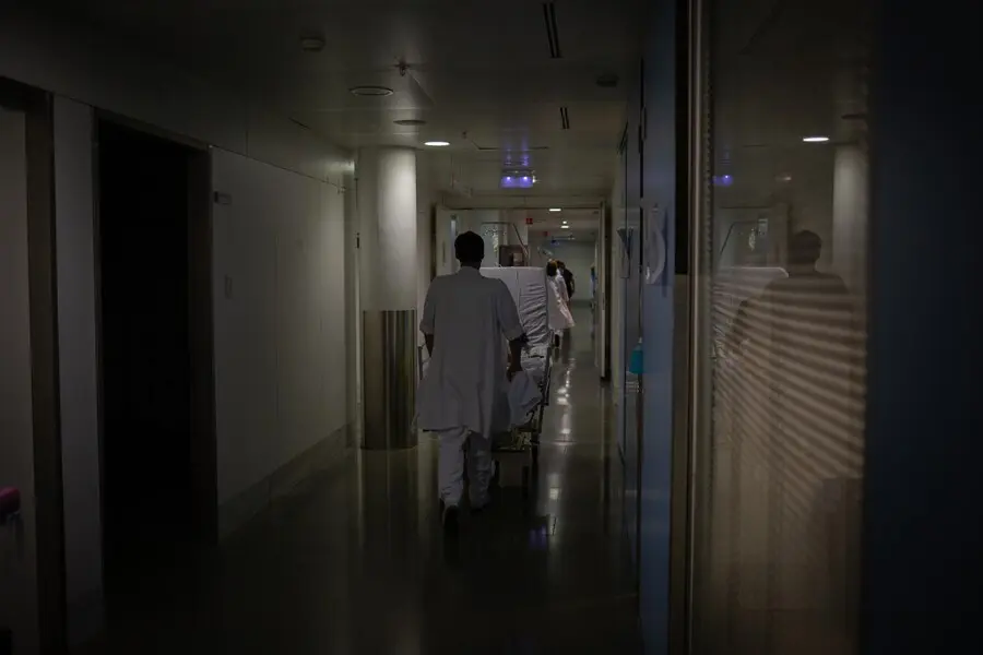 Archivo - Profesional sanitario traslada una cama m&oacute;vil en la Unidad de Cuidados Intensivos &ndash;UCI- del Hospital de la Santa Creu i Sant Pau, integrado en la Red Hospitalaria de Utilizaci&oacute;n P&uacute;blica de Catalunya, en Barcelona, Catalunya.