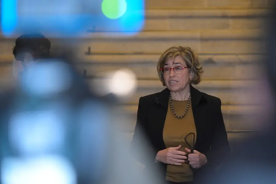 Archivo - La abogada del Estado Consuelo Castro Rey con las llaves del pazo de Meir&aacute;s el d&iacute;a de su devoluci&oacute;n, en el interior del edificio, en Sada, A Coru&ntilde;a, Galicia, (Espa&ntilde;a), a 10 de diciembre de 2020. La familia Franco devuelve hoy al Estado el pazo d