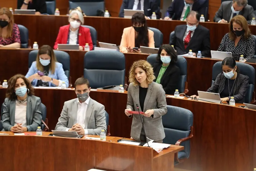 La portavoz del PSOE, Hana Jalloul, durante una sesi&oacute;n de control al Gobierno de la Comunidad de Madrid en la Asamblea de Madrid, a 8 de julio de 2021, en Madrid, (Espa&ntilde;a). Este pleno en la Asamblea de Madrid gira en torno al futuro de Radio Televisi&oacute;n Ma