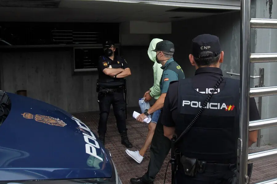 Uno de los acusados por el crimen de Samuel Luiz llega al juzgado de A Coru&ntilde;a.