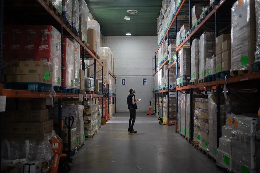 Archivo - Un operario realiza un registro en el Banc dels Aliments de Barcelona, Catalunya (Espa&ntilde;a), 23 de octubre de 2020.