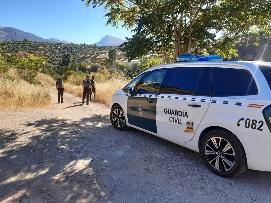 Agentes que participan en la b&uacute;squeda del vecino de Cambil.