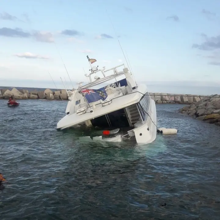 Yate a la deriva en la zona de ba&ntilde;os del F&ograve;rum de Barcelona.