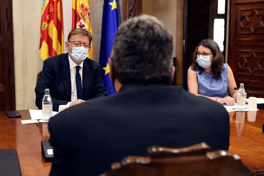 (I-D) El president de la Generalitat, Ximo Puig; el ministro de Inclusi&oacute;n, Seguridad Social y Migraciones, Jos&eacute; Luis Escriv&aacute;, y la vicepresidenta y consellera de Igualdad y Pol&iacute;ticas Inclusivas, M&oacute;nica Oltra, durante una reuni&oacute;n en el Palau