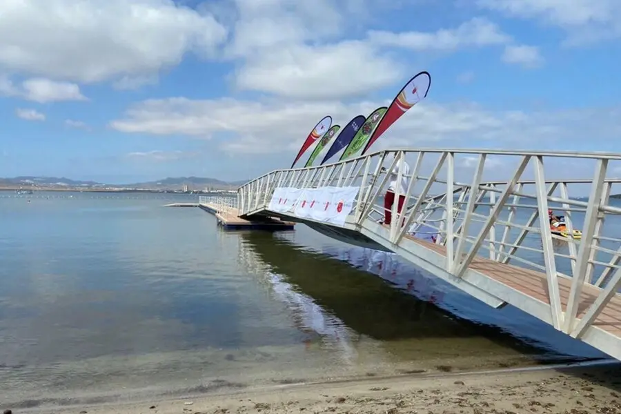 Cede la pasarela de Puerto Bello, en La Manga, durante la presentaci&oacute;n del campeonato de Espa&ntilde;a de Balonmano Playa