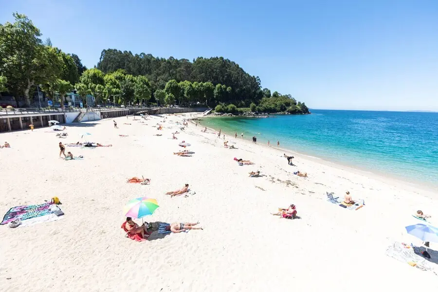 Archivo - Varias personas se ba&ntilde;an y toman el sol en una playa del municipio de Mar&iacute;n, a 5 de junio de 2021, en Mar&iacute;n, Pontevedra, Galicia, (Espa&ntilde;a). El aumento de las temperaturas y la progresiva mejora de la situaci&oacute;n epidemiol&oacute;gica ha colaborado en que