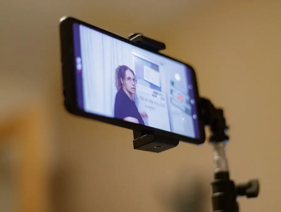 Archivo - Pantalla de un m&oacute;vil en el que se ve el v&iacute;deo de una clase que una profesora de Educaci&oacute;n Infantil est&aacute; grabando para sus alumnos.