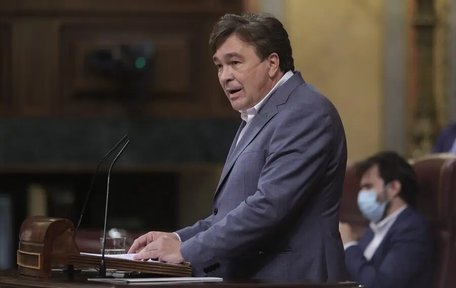 Archivo - El diputado de Teruel Existe, Tom&aacute;s Guitarte, en una sesi&oacute;n de control al Gobierno en el Congreso de los Diputados.