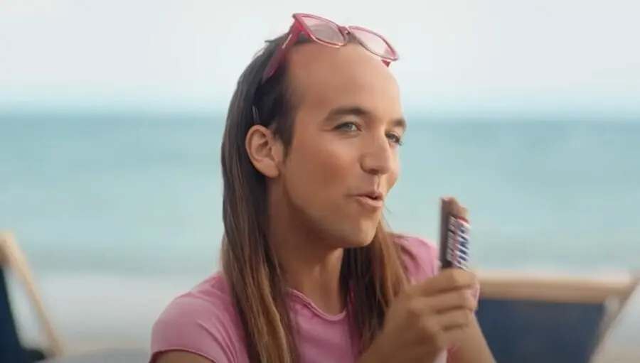 Fotograma del anuncio de Snickers en el que se ve a Aless Gibaja.