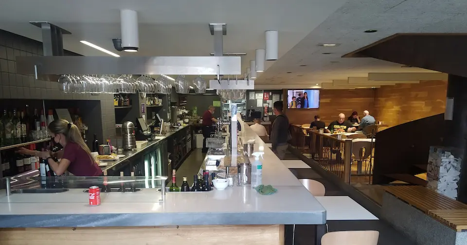 Varias personas en el interior de un establecimiento de hosteler&iacute;a de Santander. / Hardy