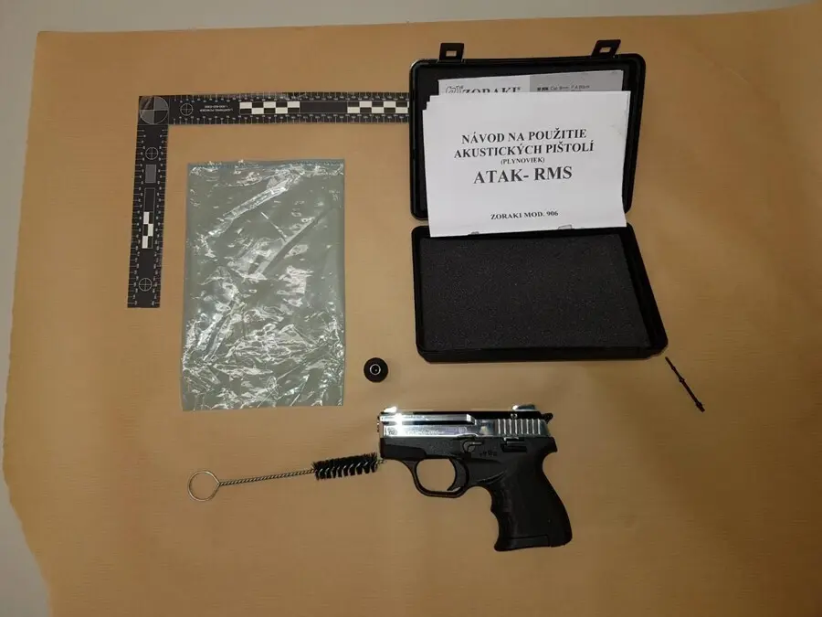 La Guardia Civil detiene por tr&aacute;fico de armas a una persona vinculada a grupos radicales violentos.