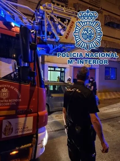 Imagen de la actuaci&oacute;n en Granada por un escape de gas por el que han detenido a un presunto maltratador