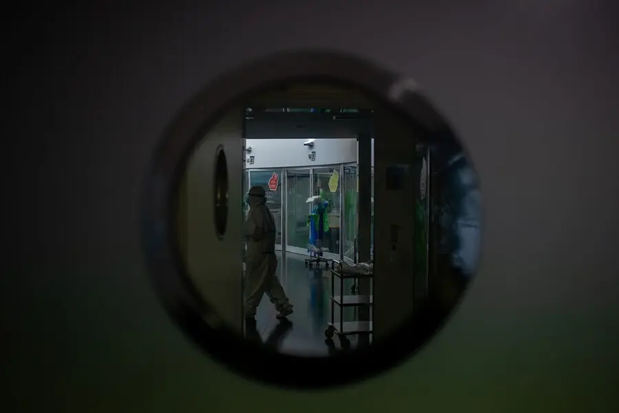 Archivo - Un trabajador sanitario protegido en la Unidad de Cuidados Intensivos &ndash;UCI- del Hospital del Mar, en Barcelona, Catalunya (Espa&ntilde;a), a 19 de noviembre de 2020