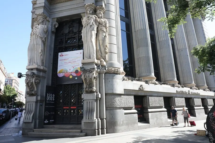Archivo - Puerta principal del Instituto Cervantes en el Edificio de las Cari&aacute;tides (C/ Alcal&aacute; N&ordm; 49, Madrid).