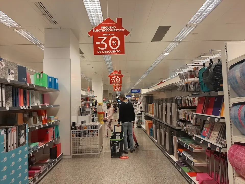 Varias personas en el centro comercial El Corte Ingles. / S. D&iacute;az
