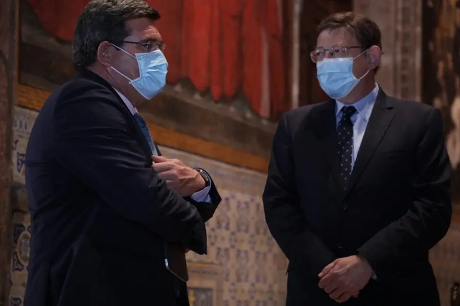 Archivo - El ministro Jose Luis Escriv&aacute; y el president de la Generalitat, Ximo Puig.