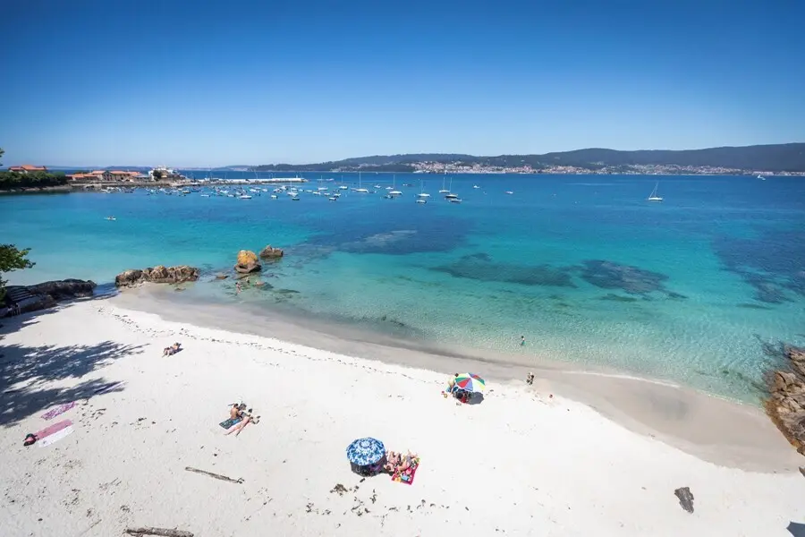 Archivo - Varias personas se ba&ntilde;an y toman el sol en una playa del municipio de Mar&iacute;n, a 5 de junio de 2021, en Mar&iacute;n, Pontevedra, Galicia, (Espa&ntilde;a). El aumento de las temperaturas y la progresiva mejora de la situaci&oacute;n epidemiol&oacute;gica ha colaborado en que