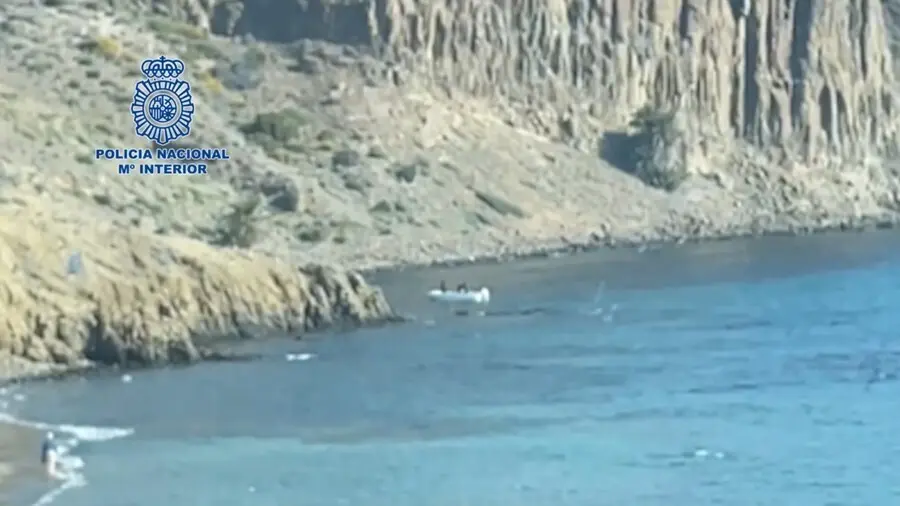 Embarcaci&oacute;n dedicada a facilitar la entrada irregular de personas extranjeras en la costa de Almer&iacute;a.
