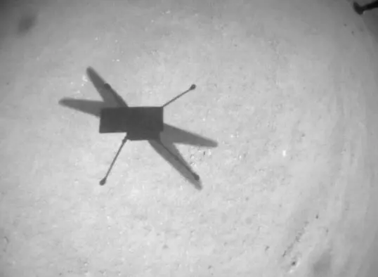 Somnbra proyectada por el helic&oacute;ptero Ingenuity