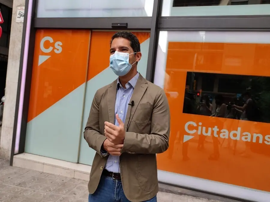 El portavoz de Cs en el Parlament, Nacho Mart&iacute;n Blanco, en declaraciones ante la sede de Cs en Barcelona.