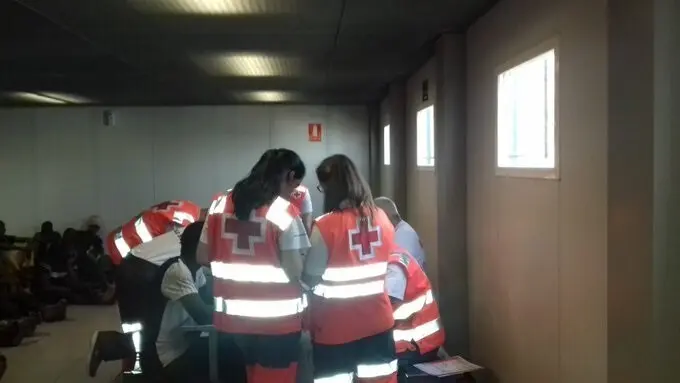 Archivo - Efectivos de Cruz Roja en los m&oacute;dulos del puerto en una imagen de archivo.