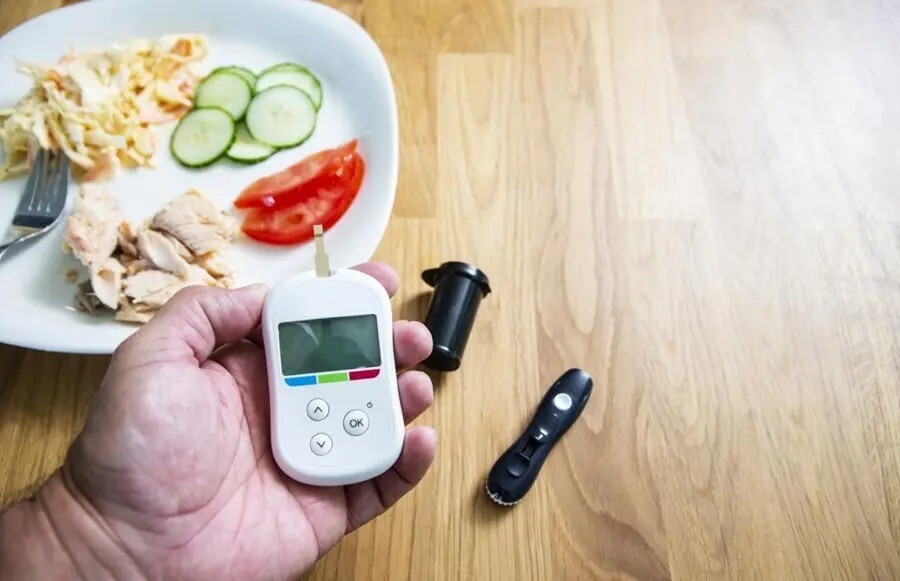 Archivo - Diabetes, gluc&oacute;metro.