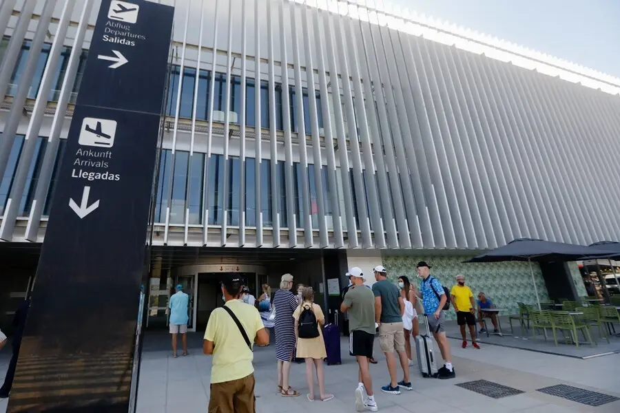 Pasajeros en el Aeropuerto Internacional de la Regi&oacute;n de Murcia (AIRM)