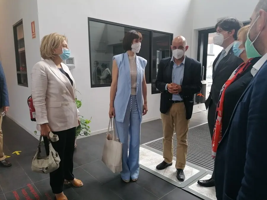 La ministra de Ciencia e Innovaci&oacute;n, Diana Morant, en el centro