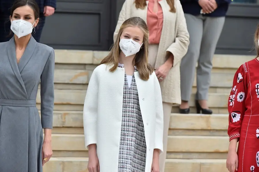 Archivo - La Reina Letizia y la Princesa Leonor posan durante su visita al astillero de Navintia, a 22 de abril de 2021 en Cartagena, Murcia (Espa&ntilde;a). 