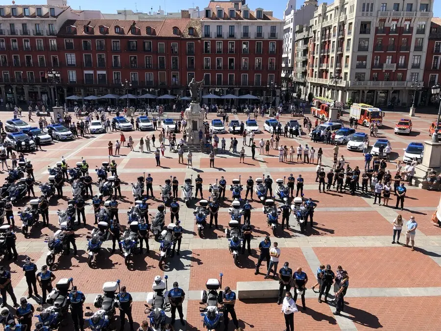 Minuto de silencio y homenaje al polic&iacute;a municipal Luis Eduardo Izquierdo Salamanca, fallecido en acto de servicio.