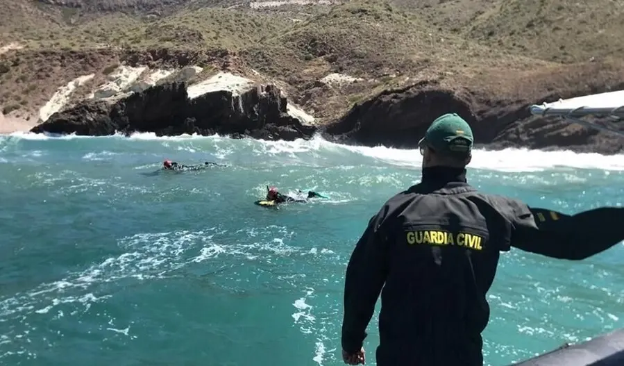 Un miembro de Grupo Especial de Actividades Subacu&aacute;ticas (GEAS) de la Guardia Civil en N&iacute;jar (Almer&iacute;a)