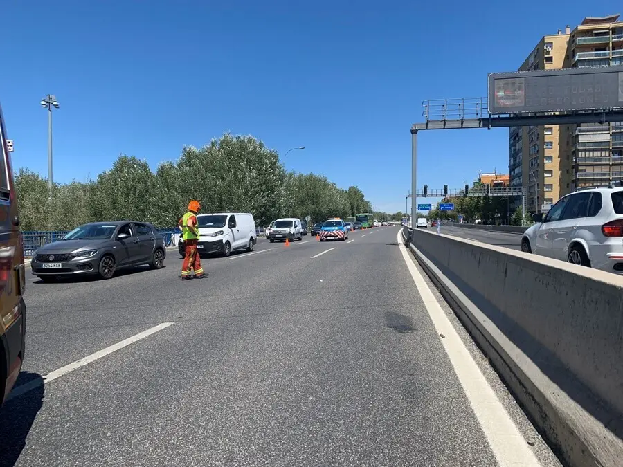 Retenciones a la salida del t&uacute;nel de la M-30 debido a un accidente de moto.