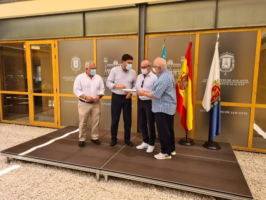 El MACA recibe la primera visita de los coleccionistas Jenkins y Romero tras la donaci&oacute;n de 291 de sus obras