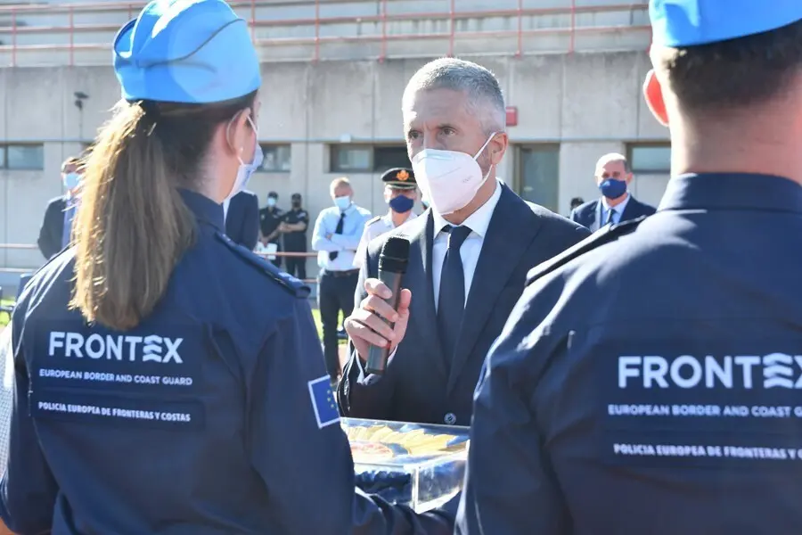 El ministro del Interior Fernando Grande Marlaska, en el acto de clausura del curso de formaci&acute;n de nuevos agentes de Frontex, en la escuela de la Polic&iacute;a Nacional en &Aacute;vila.