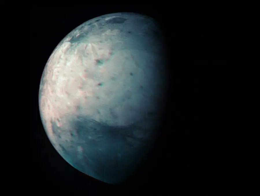 La vista infrarroja de la luna helada de J&uacute;piter, Gan&iacute;medes, fue obtenida por el instrumento Jovian Infrared Auroral Mapper (JIRAM) a bordo de la NASA.