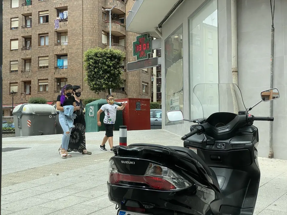 Varias personas por la localidad de Malia&ntilde;o en Camargo. / Hardy