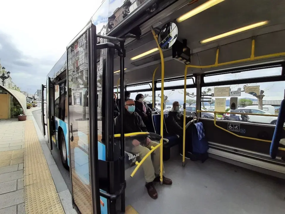 Varias personas en un autob&uacute;s de la capital c&aacute;ntabra. / S. D&iacute;az