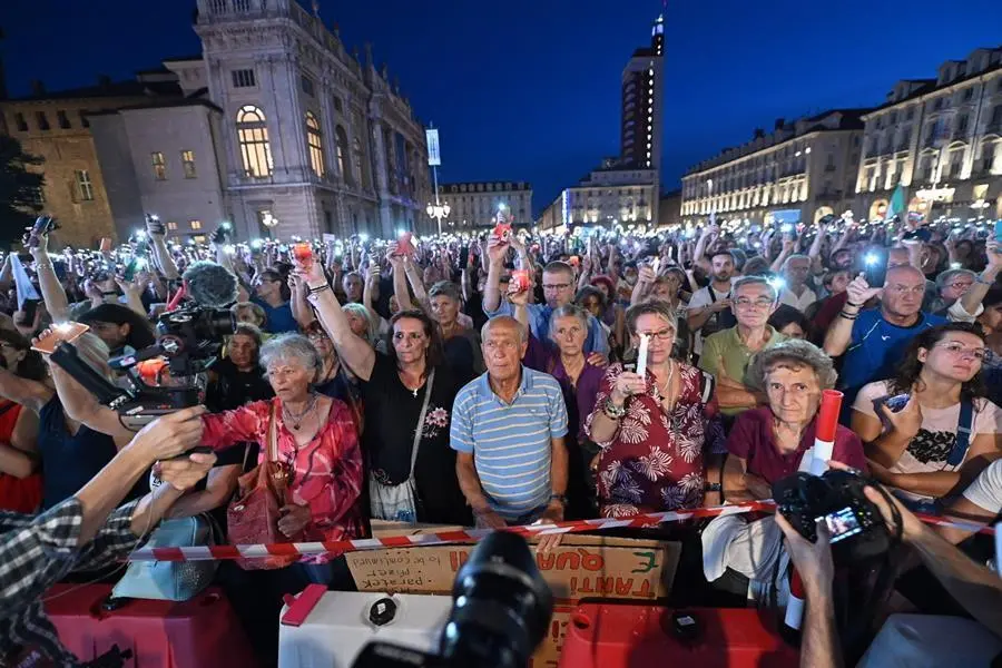 Manifestaci&oacute;n contra el Green Pass, en Tur&iacute;n, Italia, el 5 de agosto de 2021. En base a la legislaci&oacute;n anterior, a partir del 06 de agosto ser&aacute; necesario el pasaporte vacunal Green Pass para comer en restaurantes de interior, ir a piscinas, gimnasios, spas, cines, museos, conciertos al aire libre y eventos deportivos, y ferias, festivales y congresos de interior. (Cine, Protestas, Italia) EFE/EPA/ALESSANDRO DI MARCO
