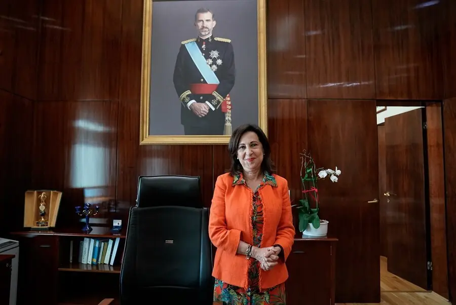 La ministra de Defensa, Margarita Robles, posa delante de un cuadro de Felipe VI durante una entrevista con Europa Press, a 4 de agosto de 2021, en el Ministerio de Defensa, Madrid, (Espa&ntilde;a).