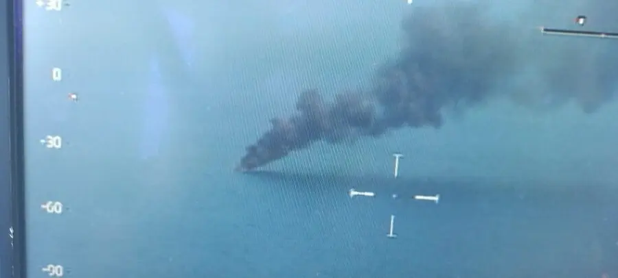 Imagen del incendio de un yate en alta mar en D&eacute;nia (Alicante) tomada desde la Helimer 211 de Salvamento Mar&iacute;timo