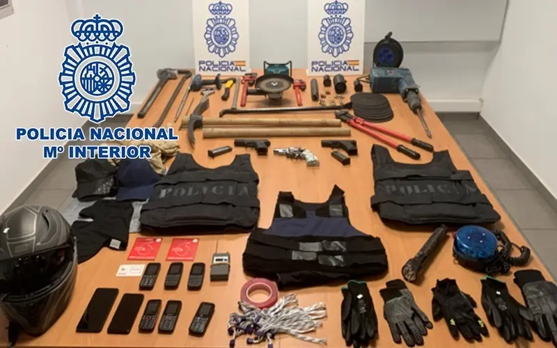 Armas de fuego y otros objetos intervenidos por la Polic&iacute;a Nacional en una intervenci&oacute;n en una nave de D&eacute;nia